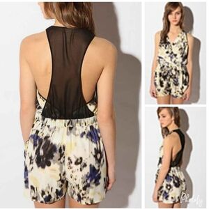 NWOT Women's Cute Silence & Noise Sleeveless Surplice Romper - Blue Black Print